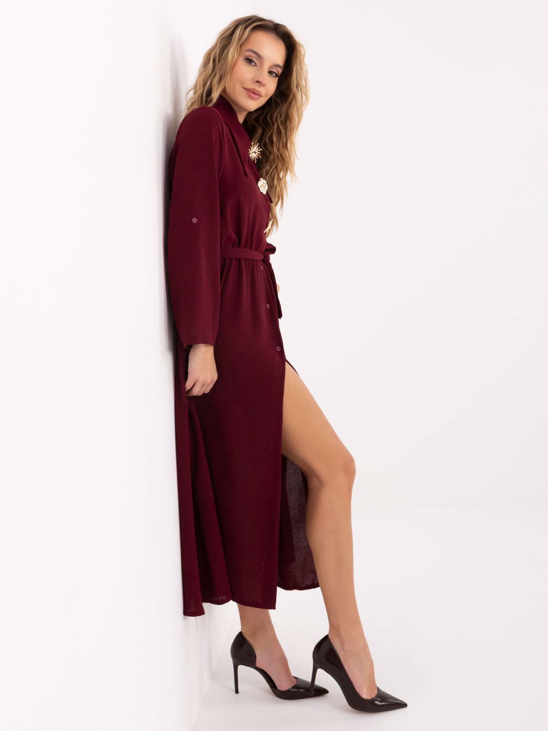 Rochie midi bordo evazată cu curea și broșă