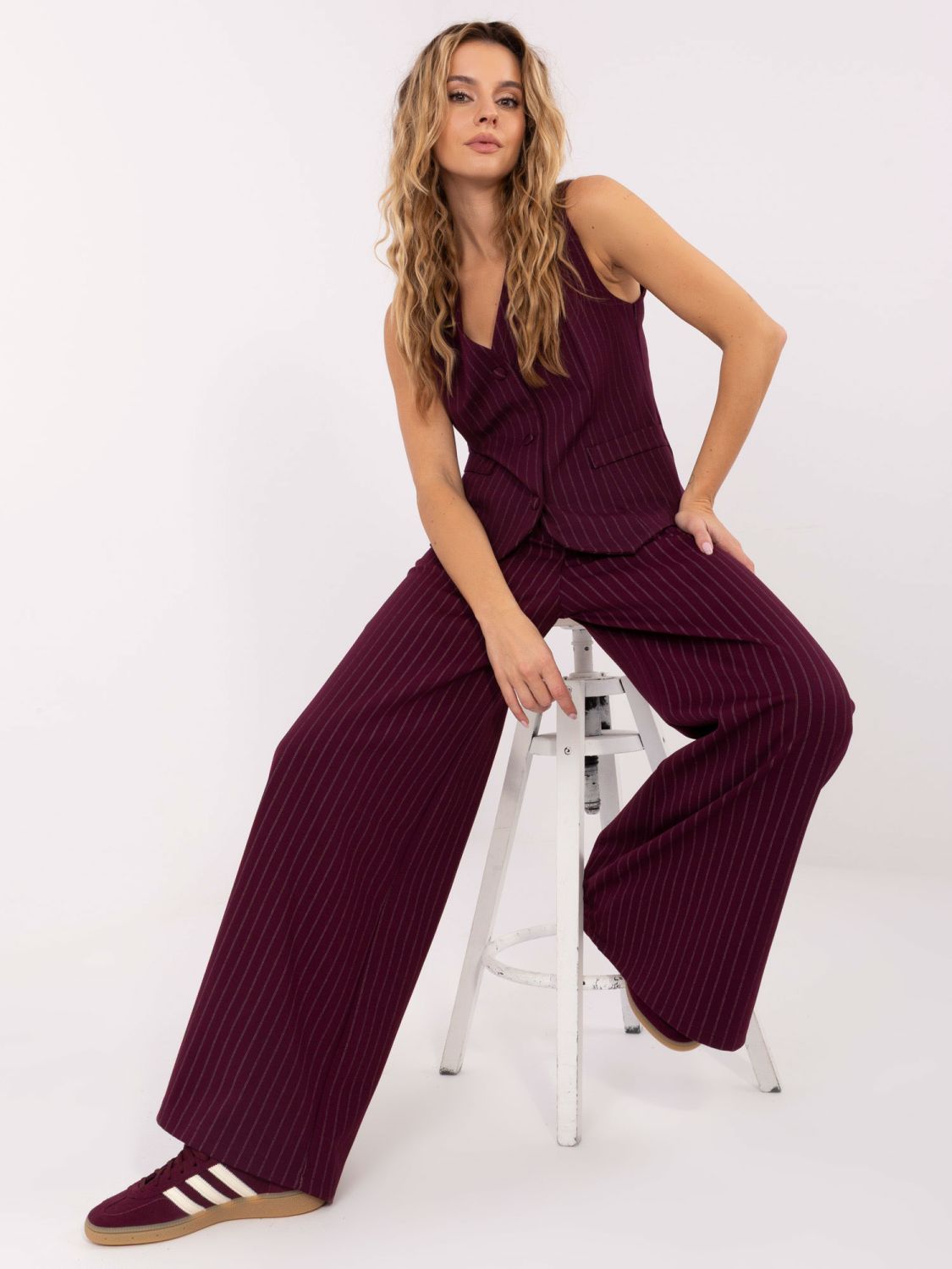 Pantaloni eleganți largi cu dungi, bordo