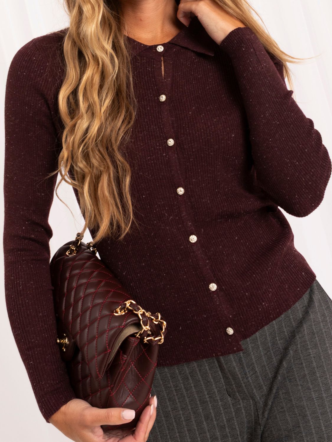 Pulover elegant bordo cu guler și nasturi