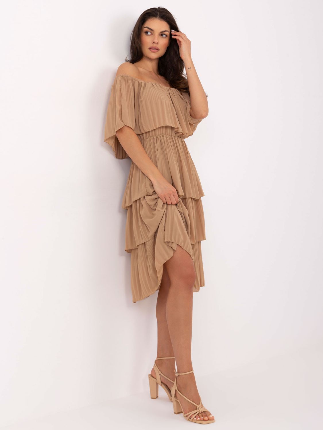 Rochie elegantă evazată în culoarea camel