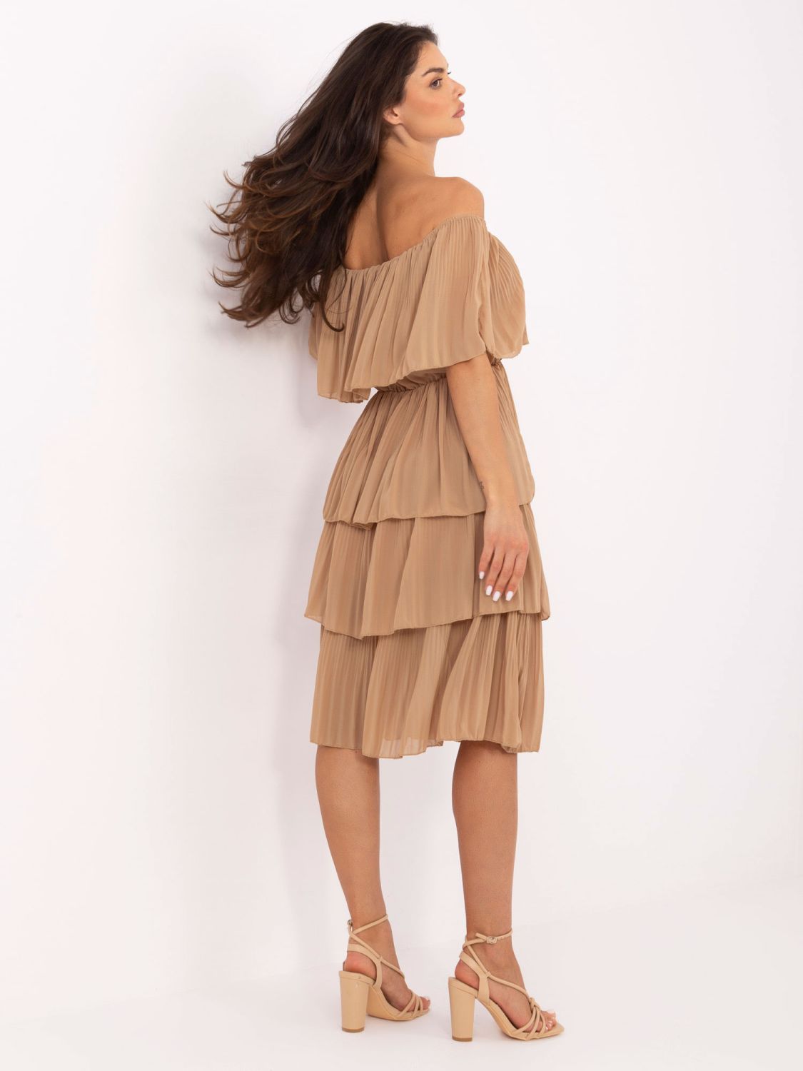 Rochie elegantă evazată în culoarea camel