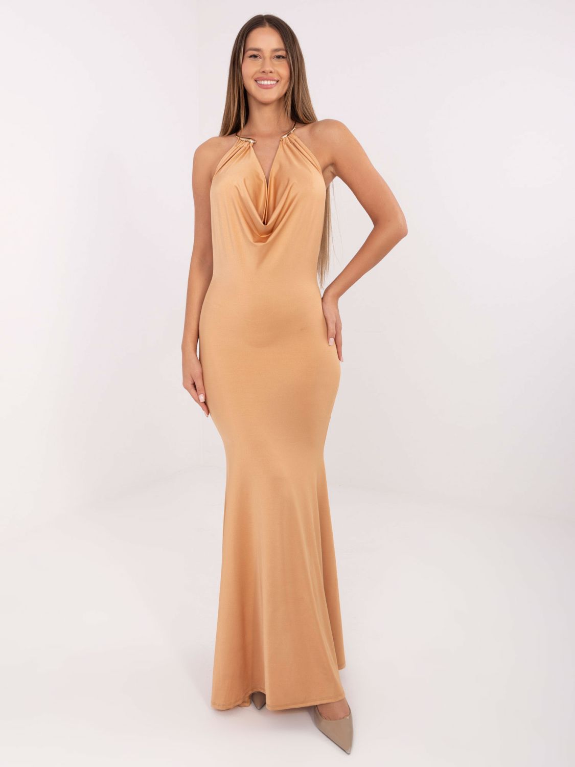 Rochie maxi elegantă camel cu decolteu tip cascadă