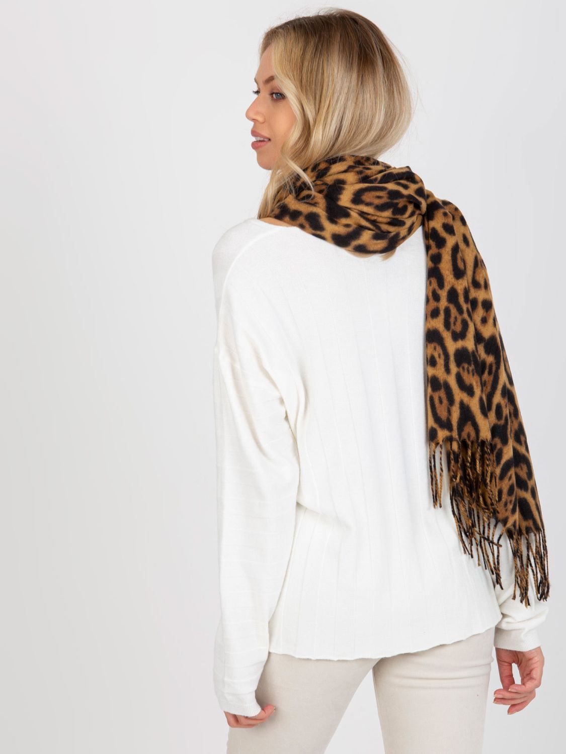 Șal damă maro cu model animalier