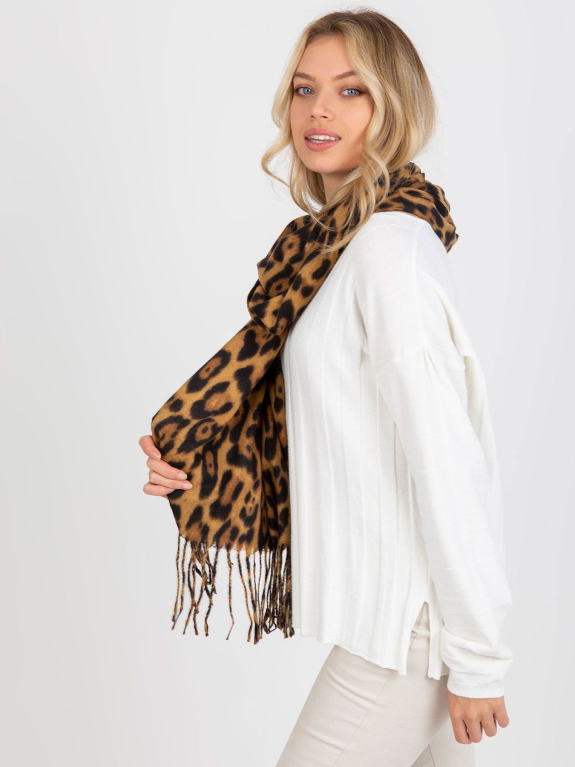 Șal damă maro cu model animalier