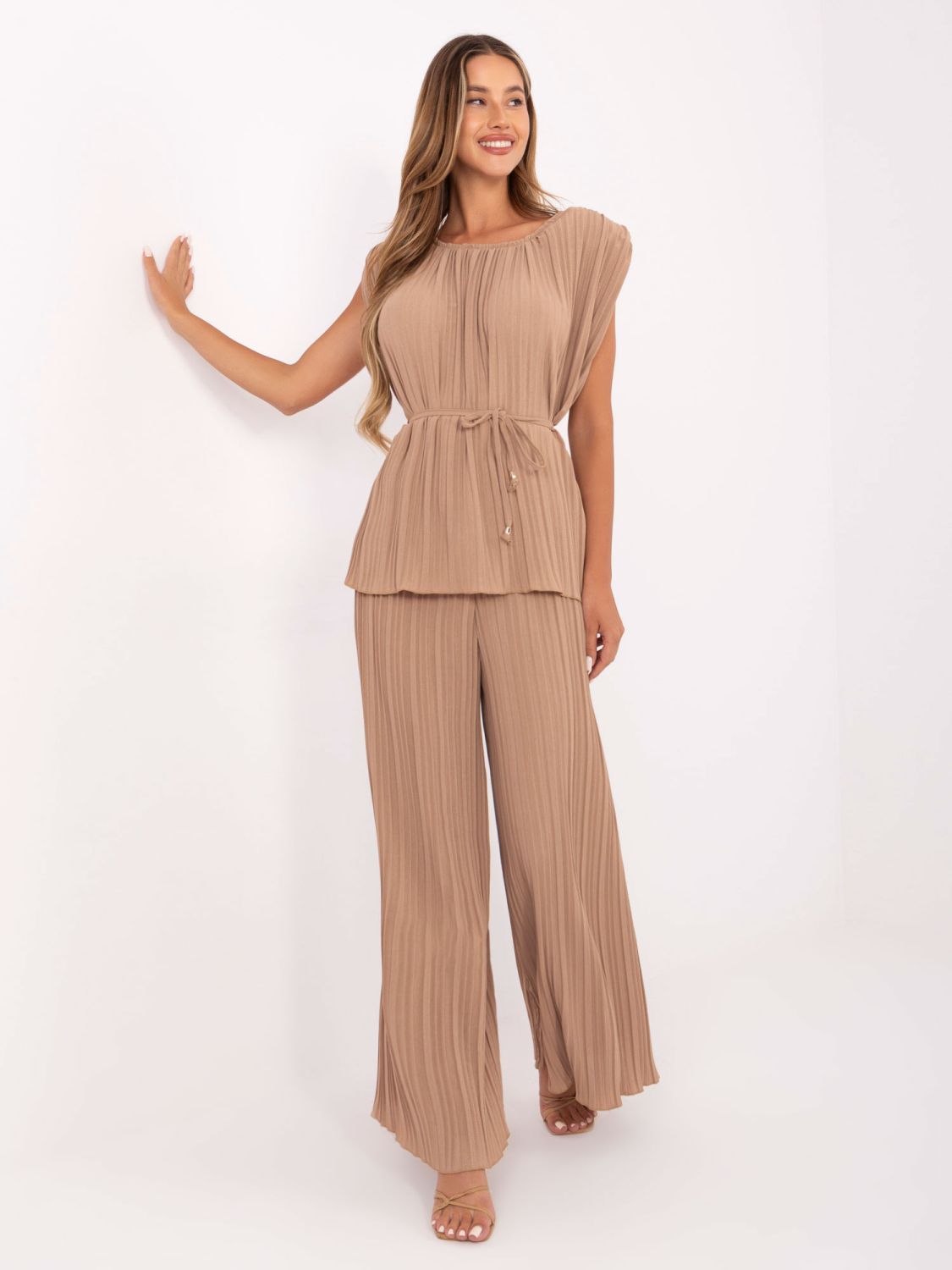 Compleu elegant în culoarea camel