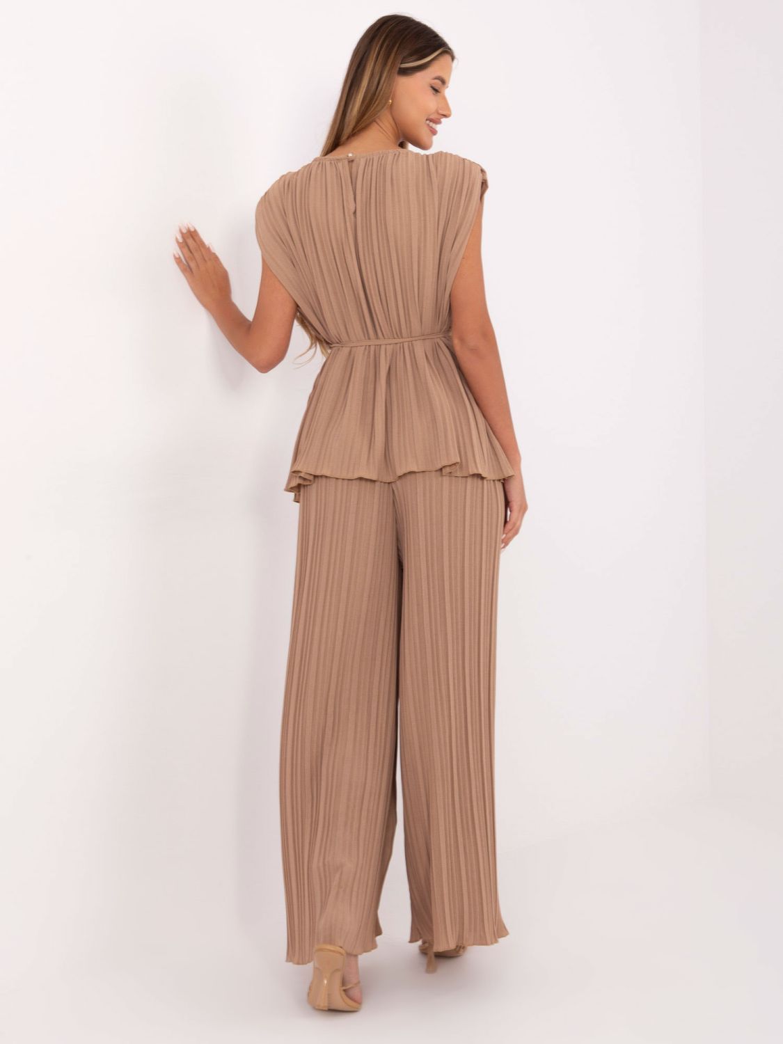 Compleu elegant în culoarea camel