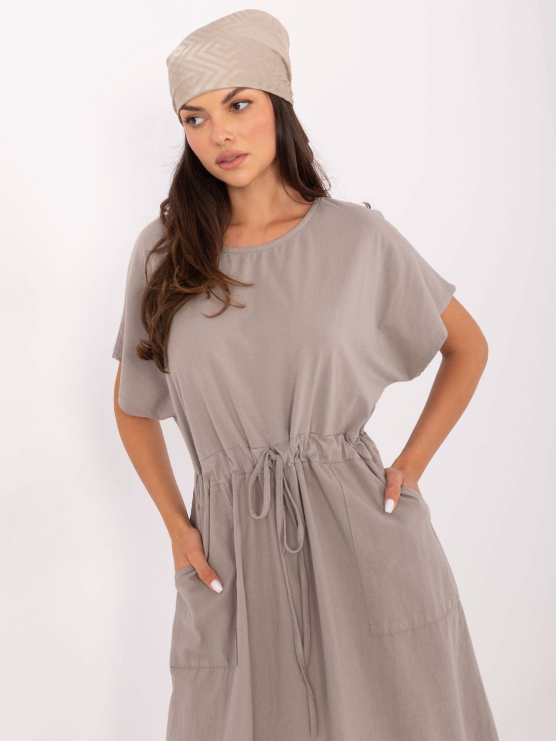 Rochie bej cu fustă evazată și mâneci scurte