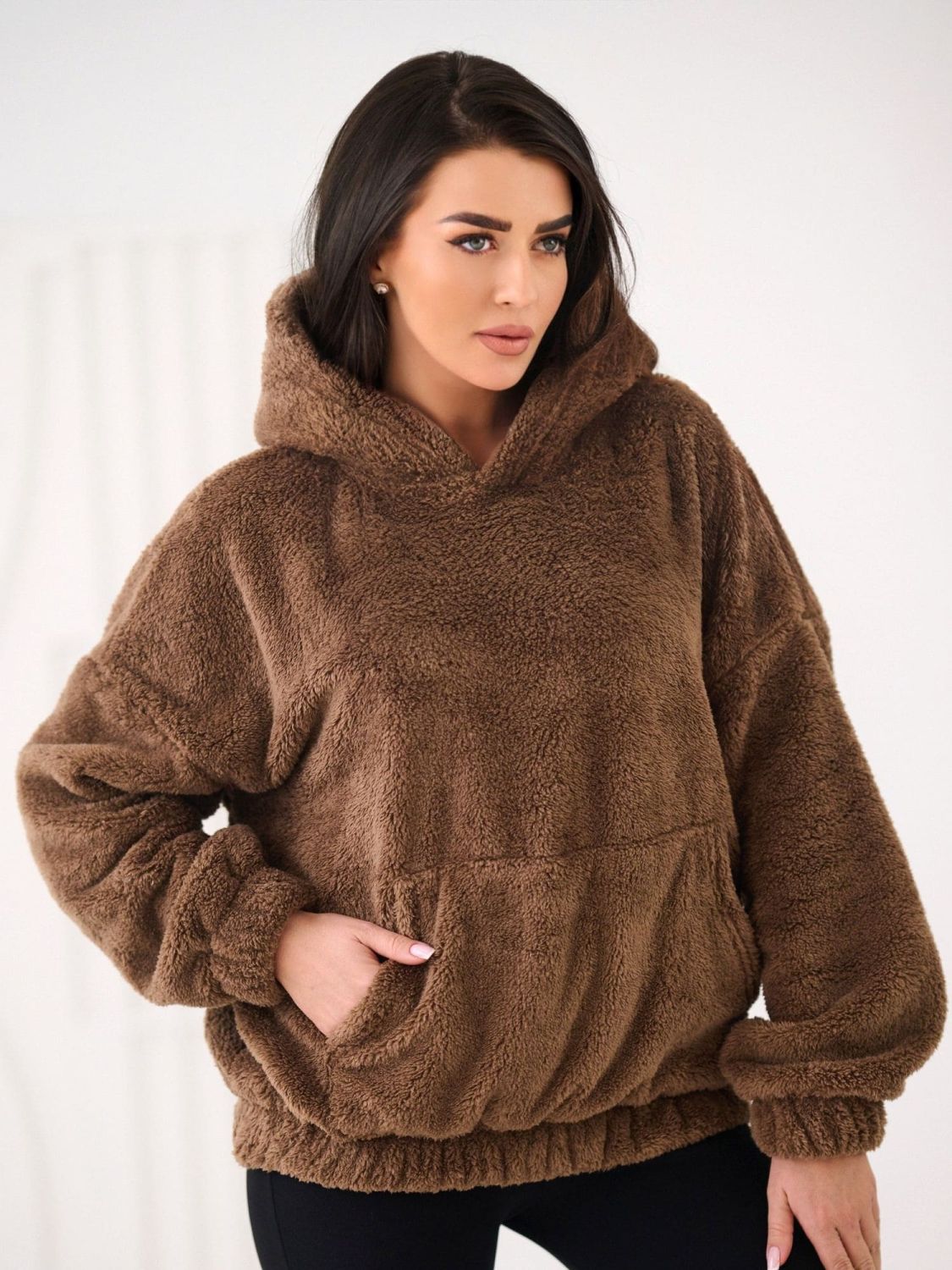 Hanorac bej cu glugă și buzunar