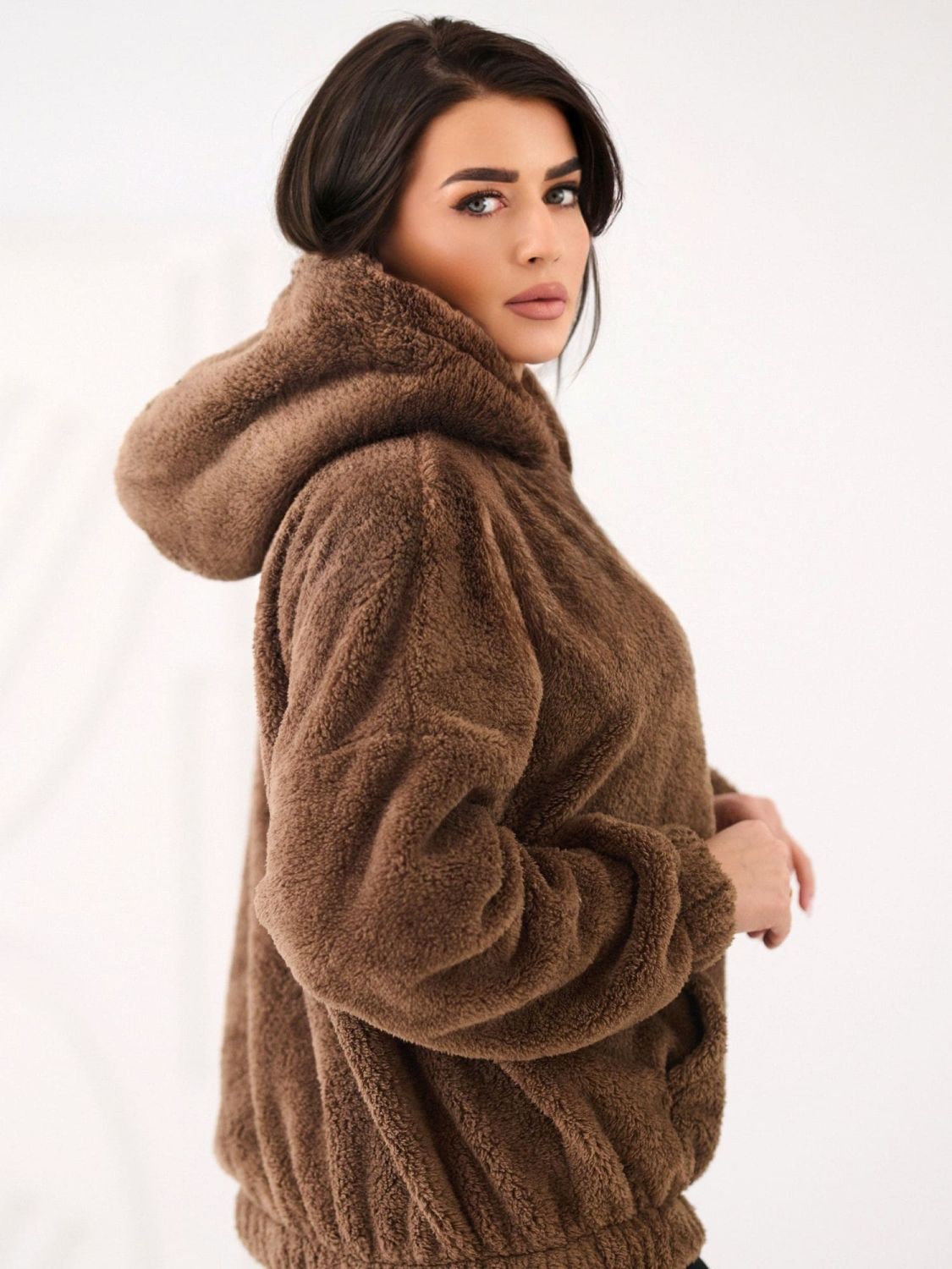 Hanorac bej cu glugă și buzunar