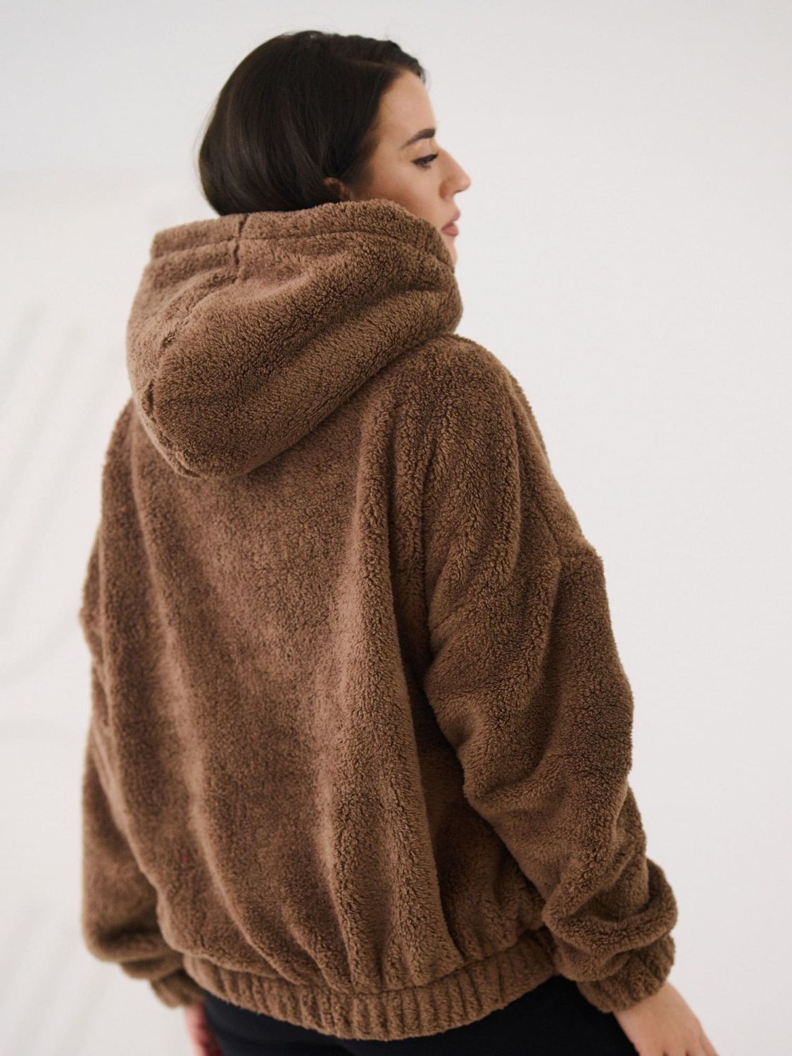 Hanorac bej cu glugă și buzunar