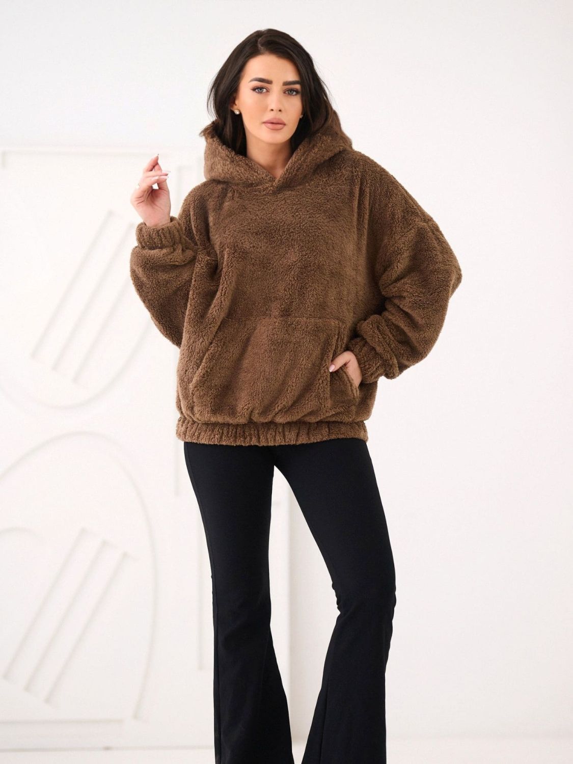 Hanorac bej cu glugă și buzunar