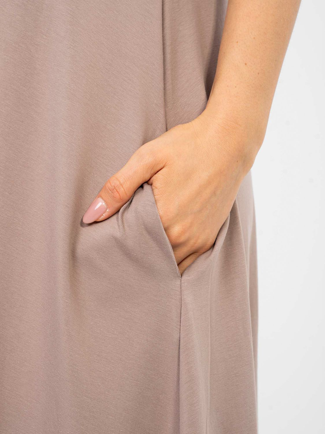 Rochie maxi bej cu decolteu în V și buzunare