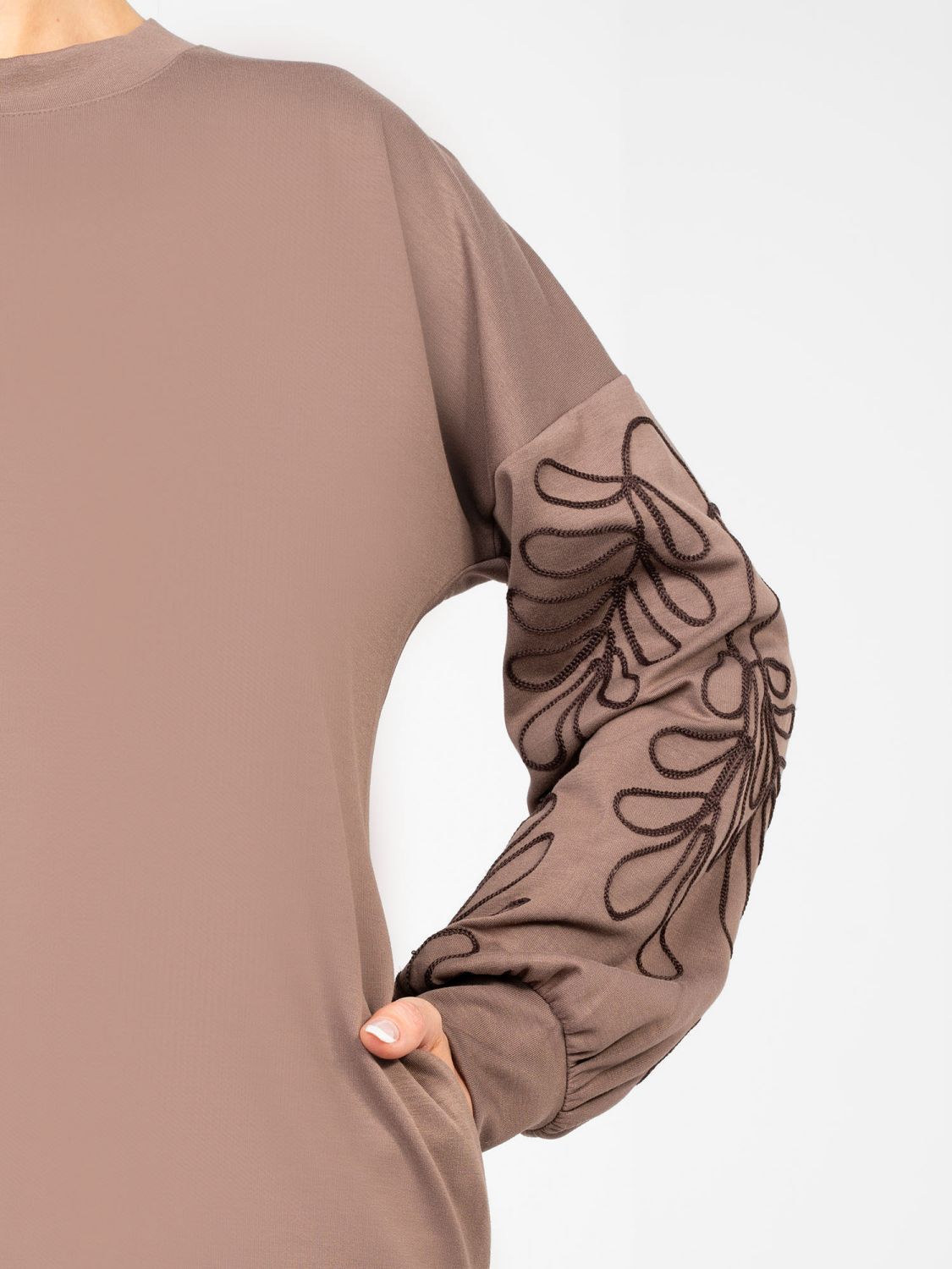 Rochie mini bej cu broderie și mâneci bufante