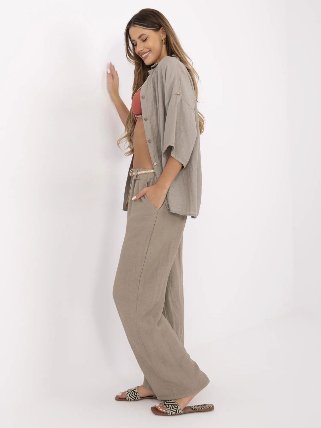 Pantaloni bej largi cu curea
