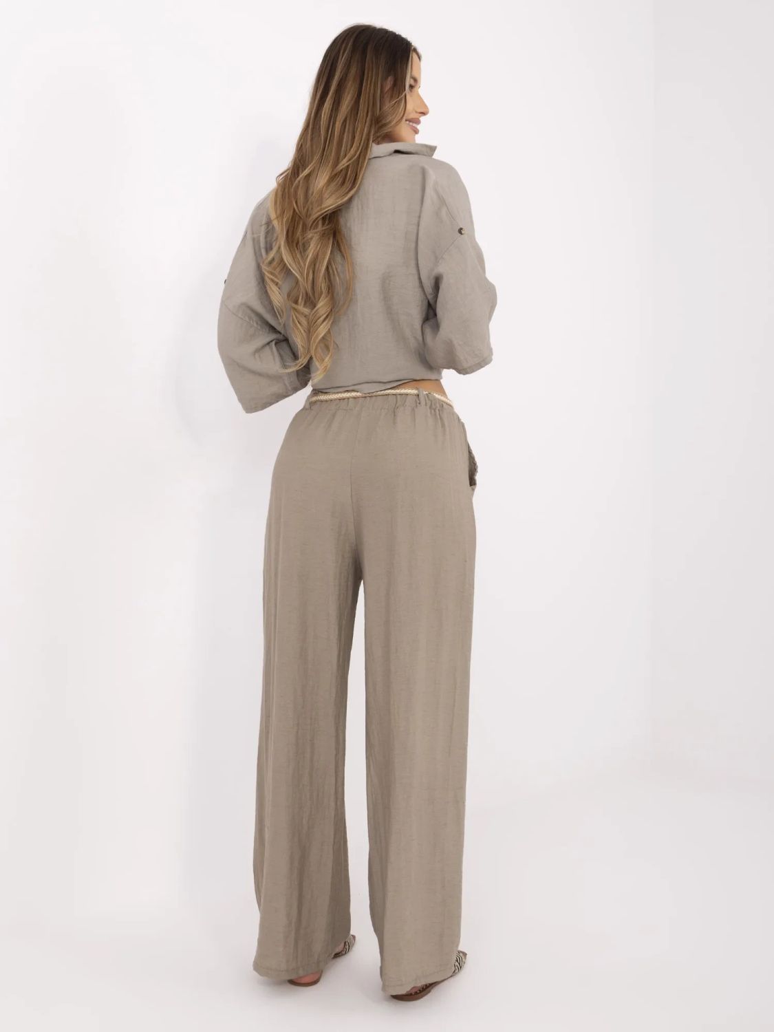 Pantaloni bej largi cu curea