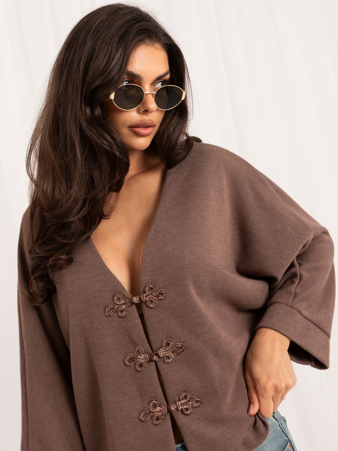 Pulover elegant bej cu decolteu în V