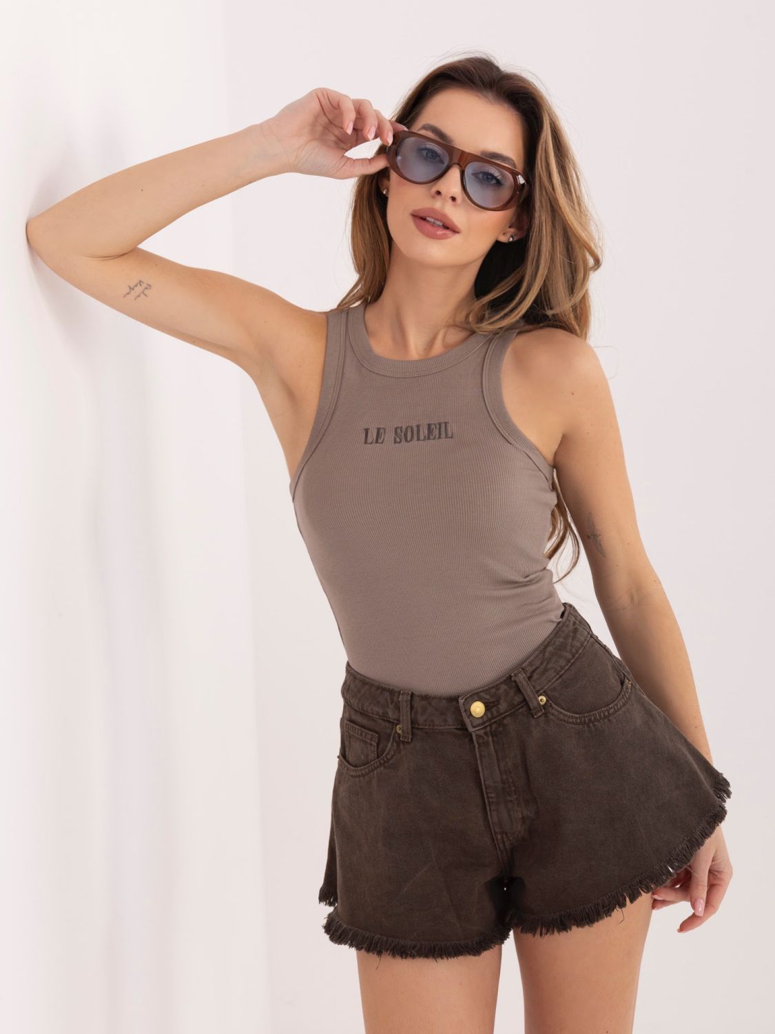 Top bej reiat cu broderie