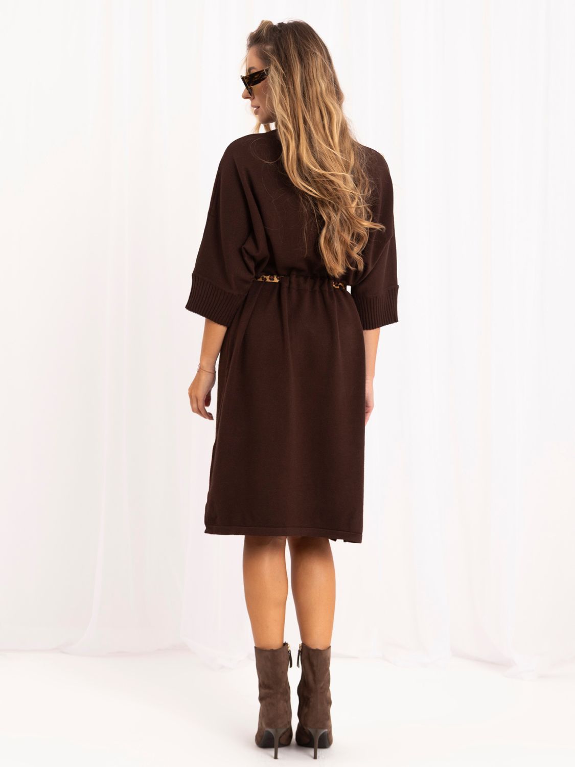 Rochie tricotată oversize maro cu curea și guler înalt