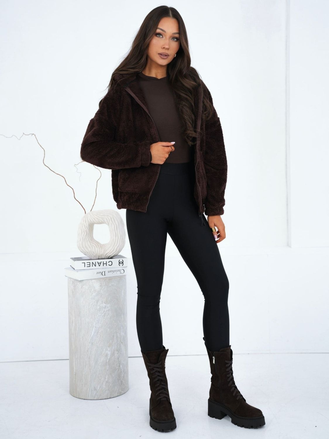 Hanorac maro cu glugă și fermoar