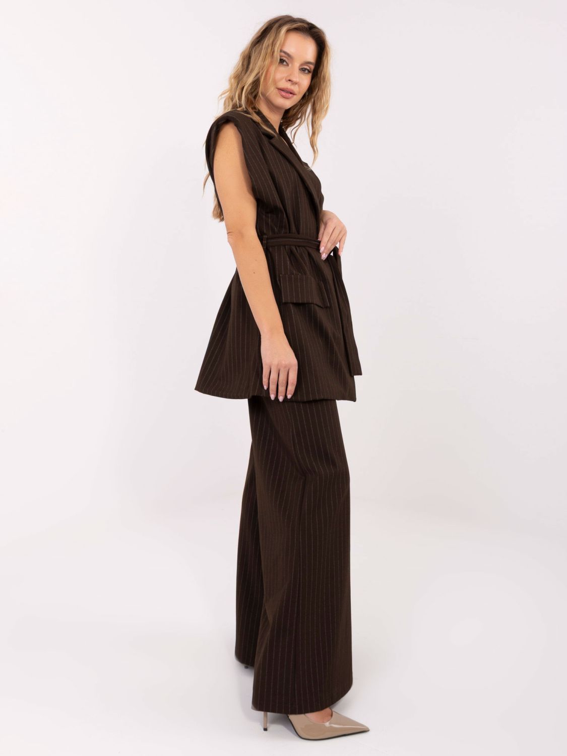 Vestă elegantă maro cu dungi și curea