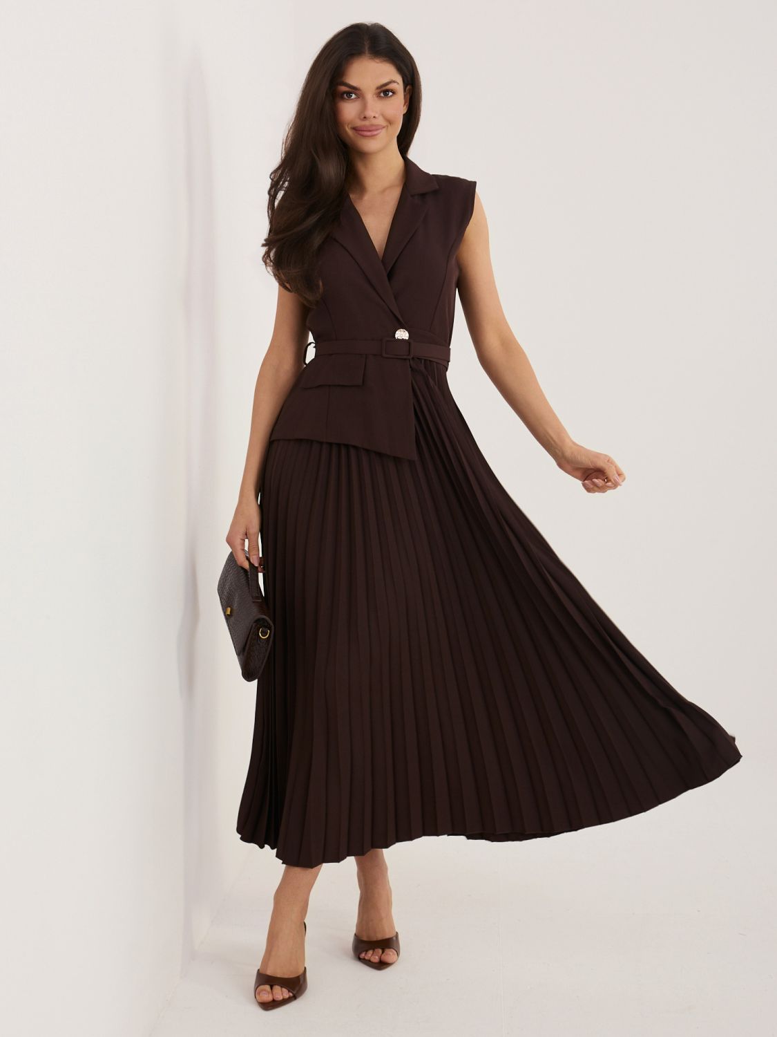 Rochie midi elegantă maro cu curea și paiete