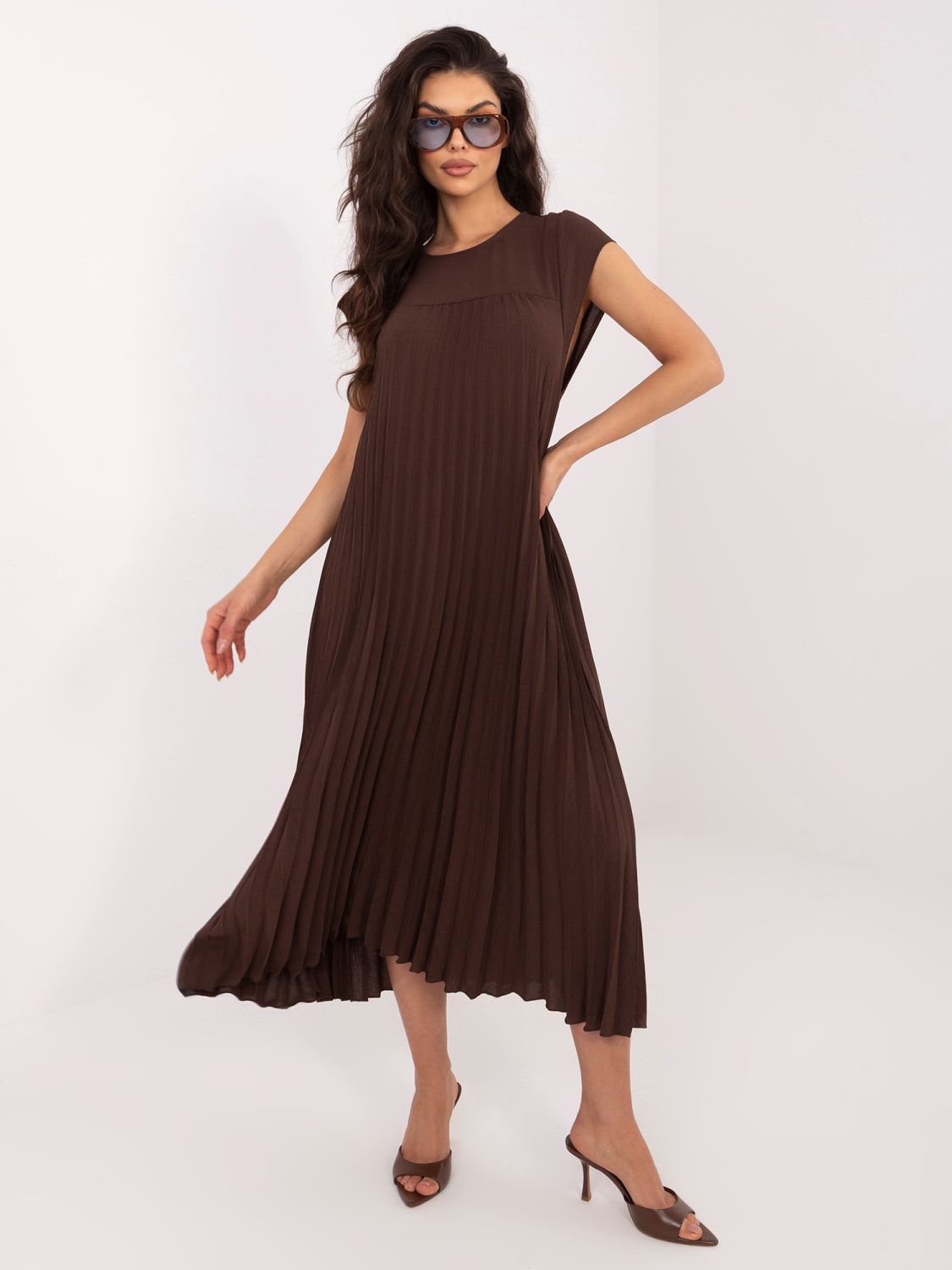 Rochie midi maro fără mâneci, cu nasturi