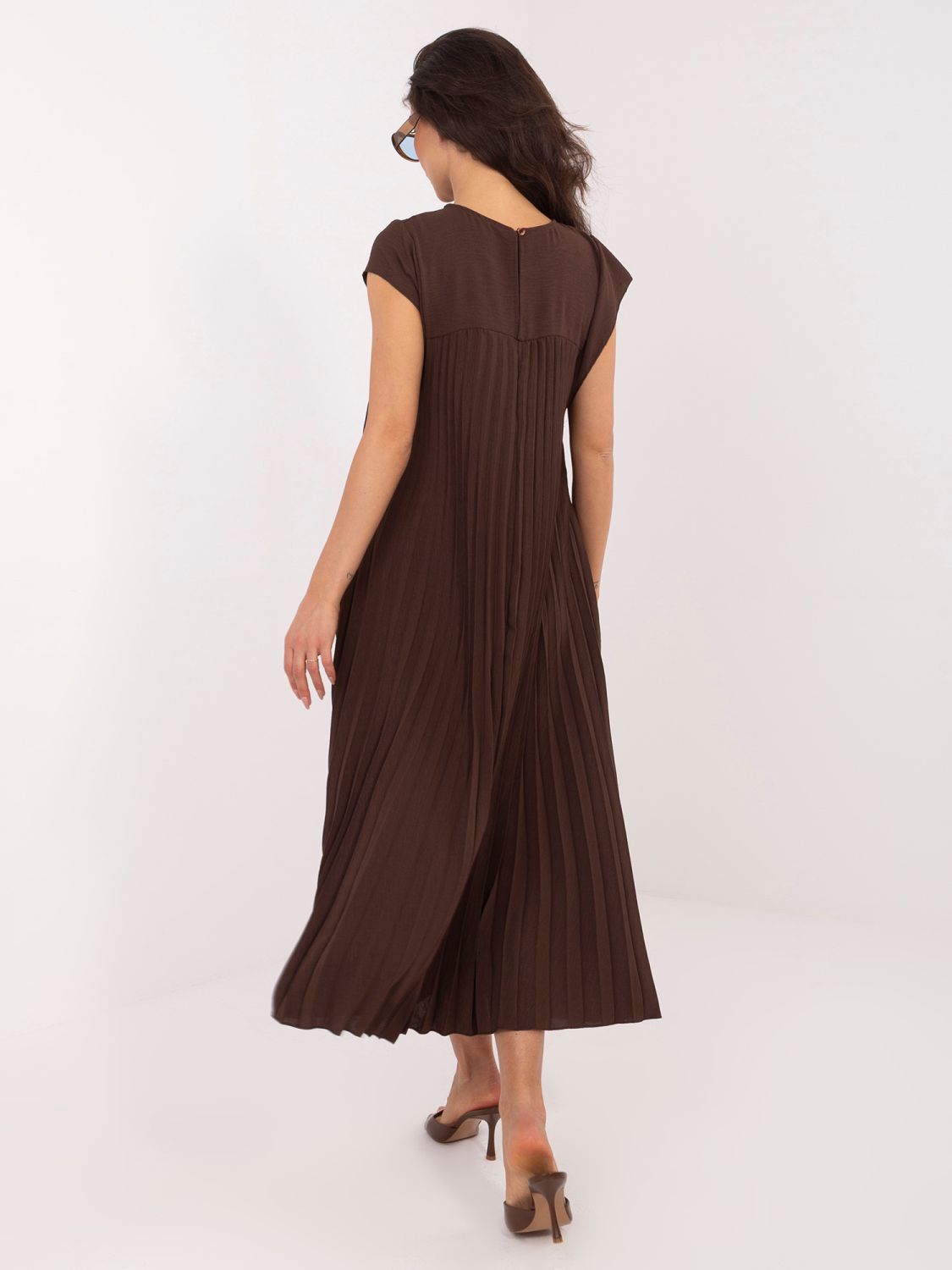 Rochie midi maro fără mâneci, cu nasturi