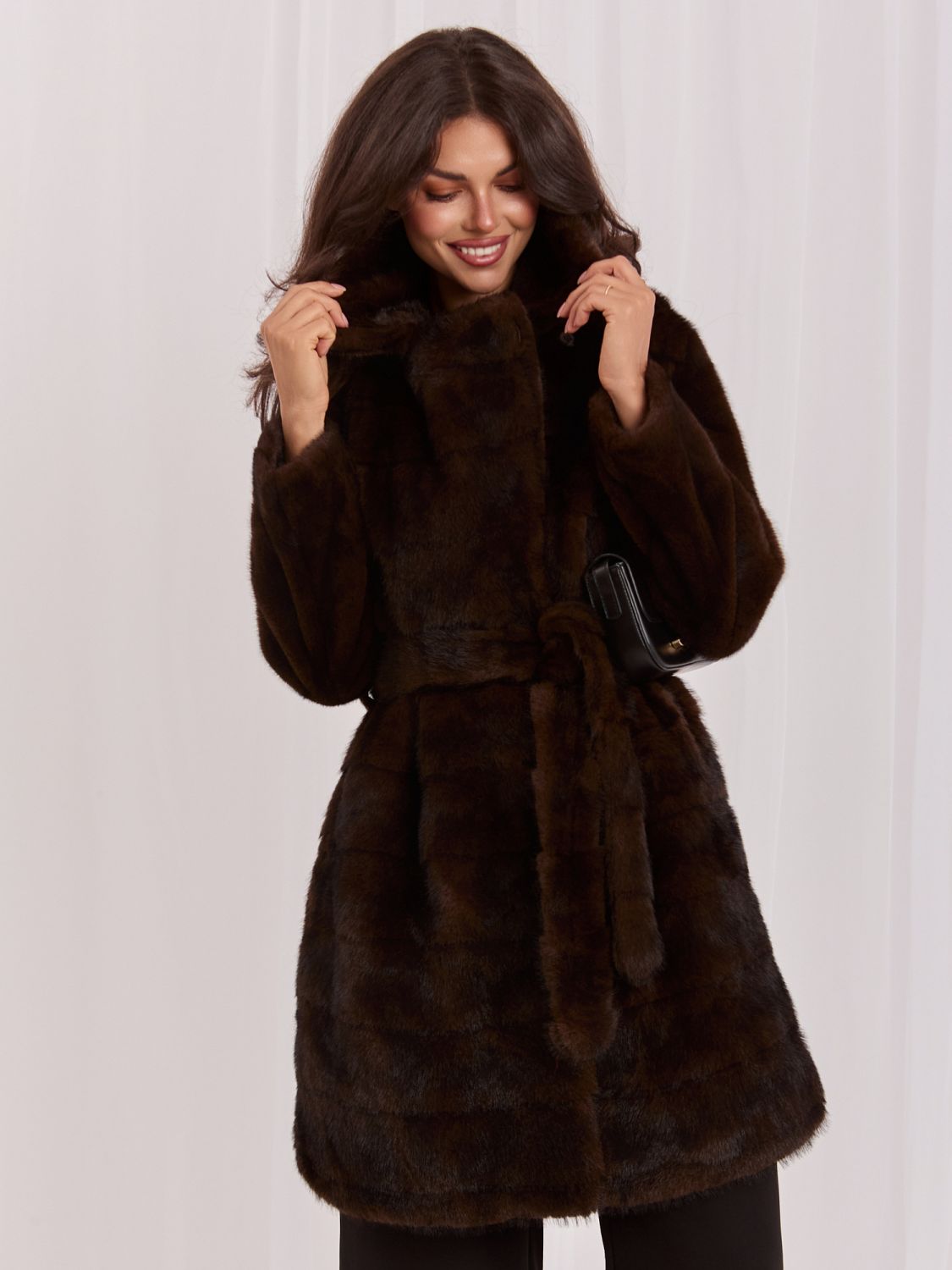 Palton elegant maro cu curea și căptușeală