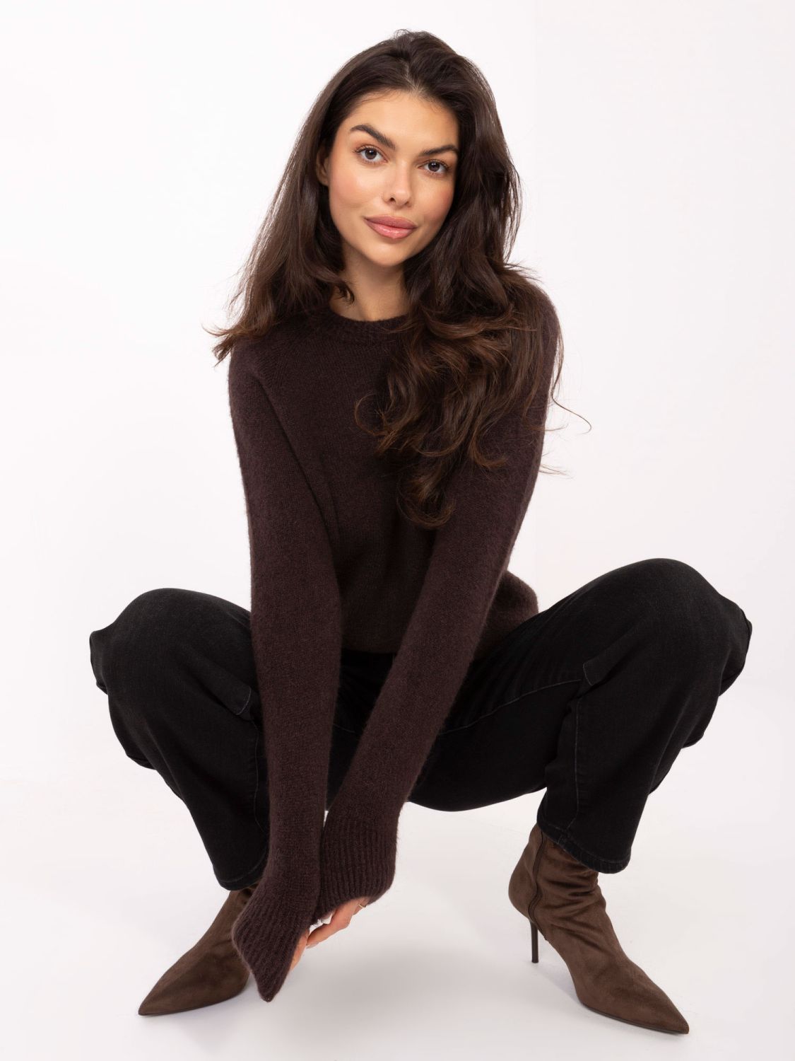 Pulover maro din alpaca cu decolteu rotund