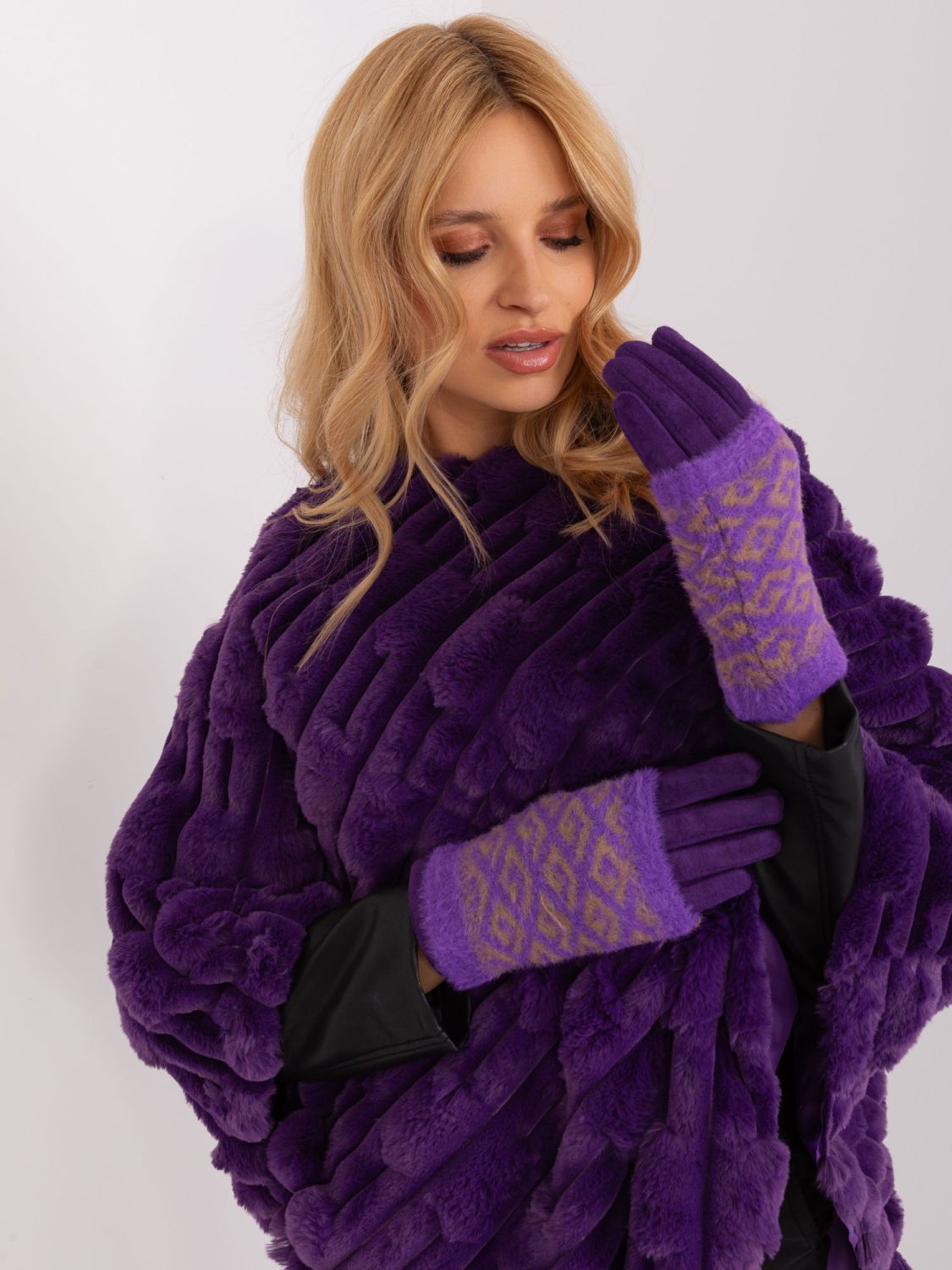 Mănuși în culoare violet închis