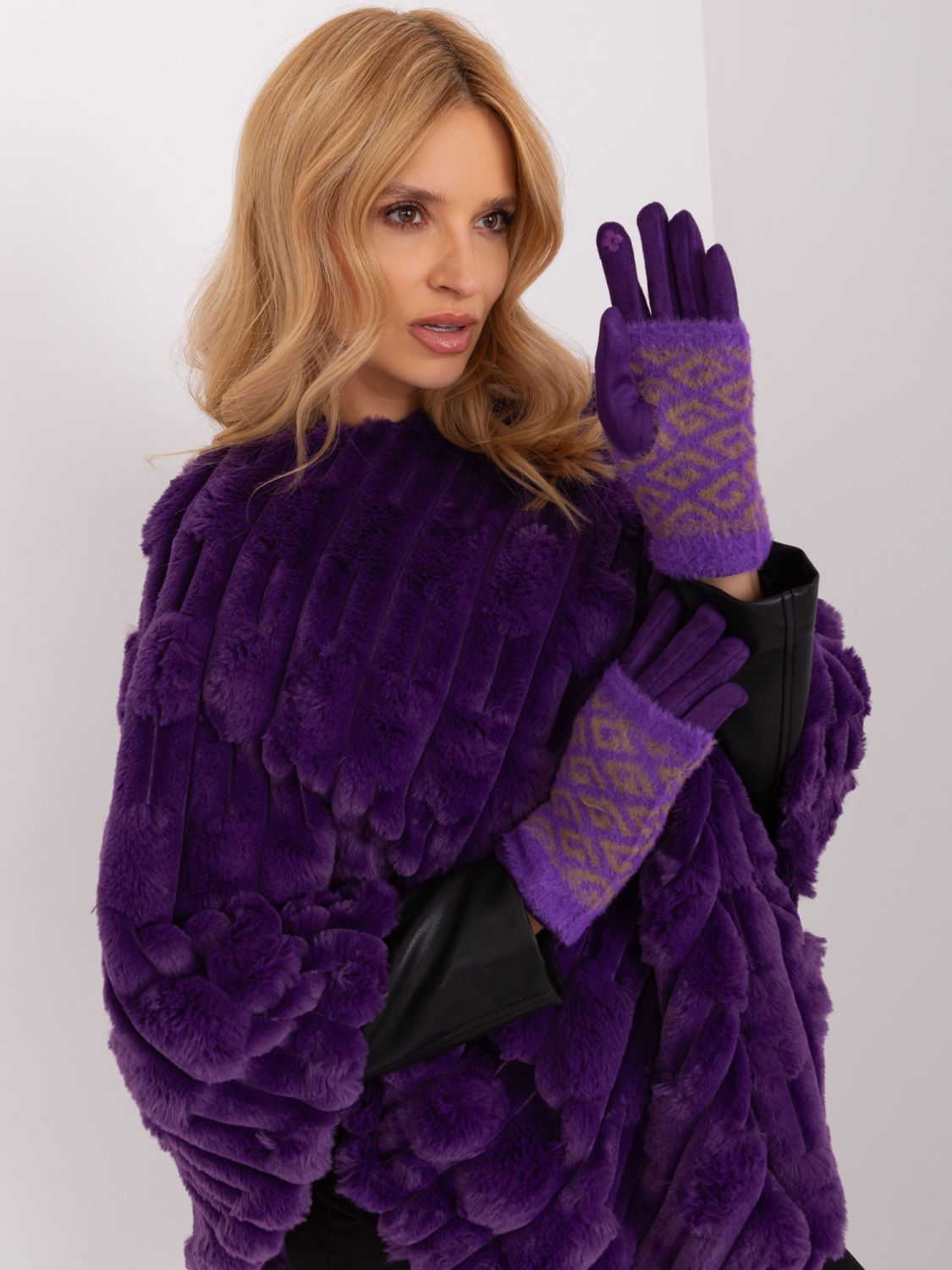 Mănuși în culoare violet închis