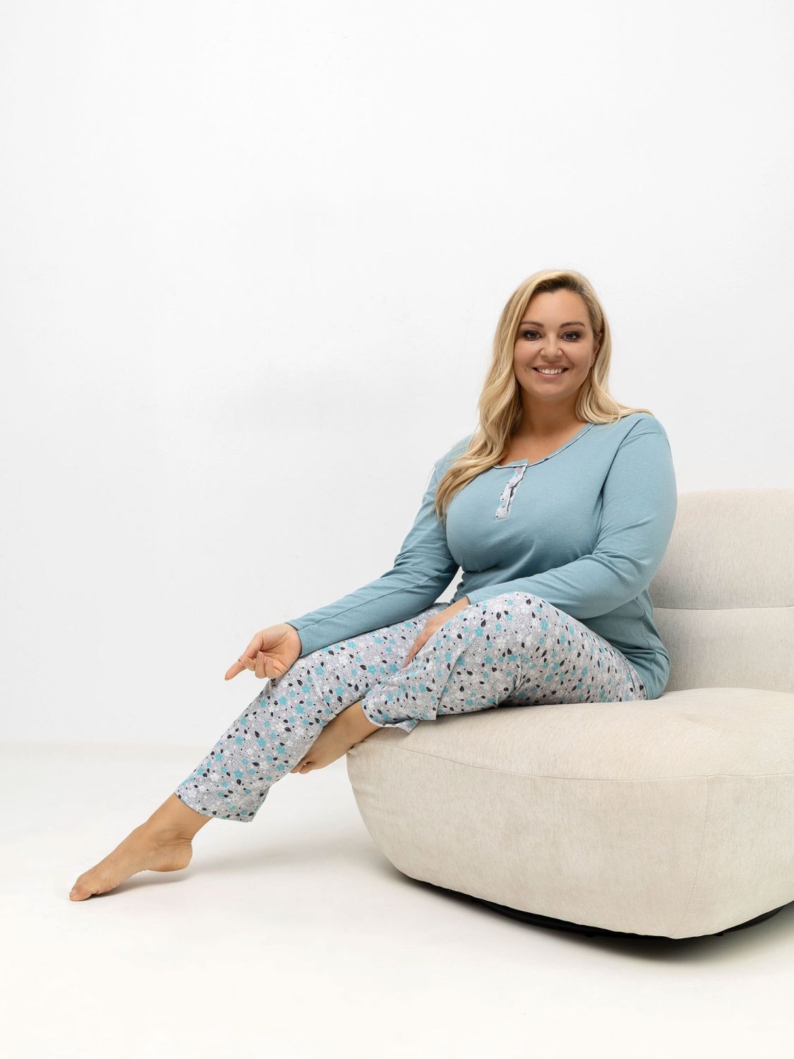 Pijamă din bumbac cu model floral și nasturi