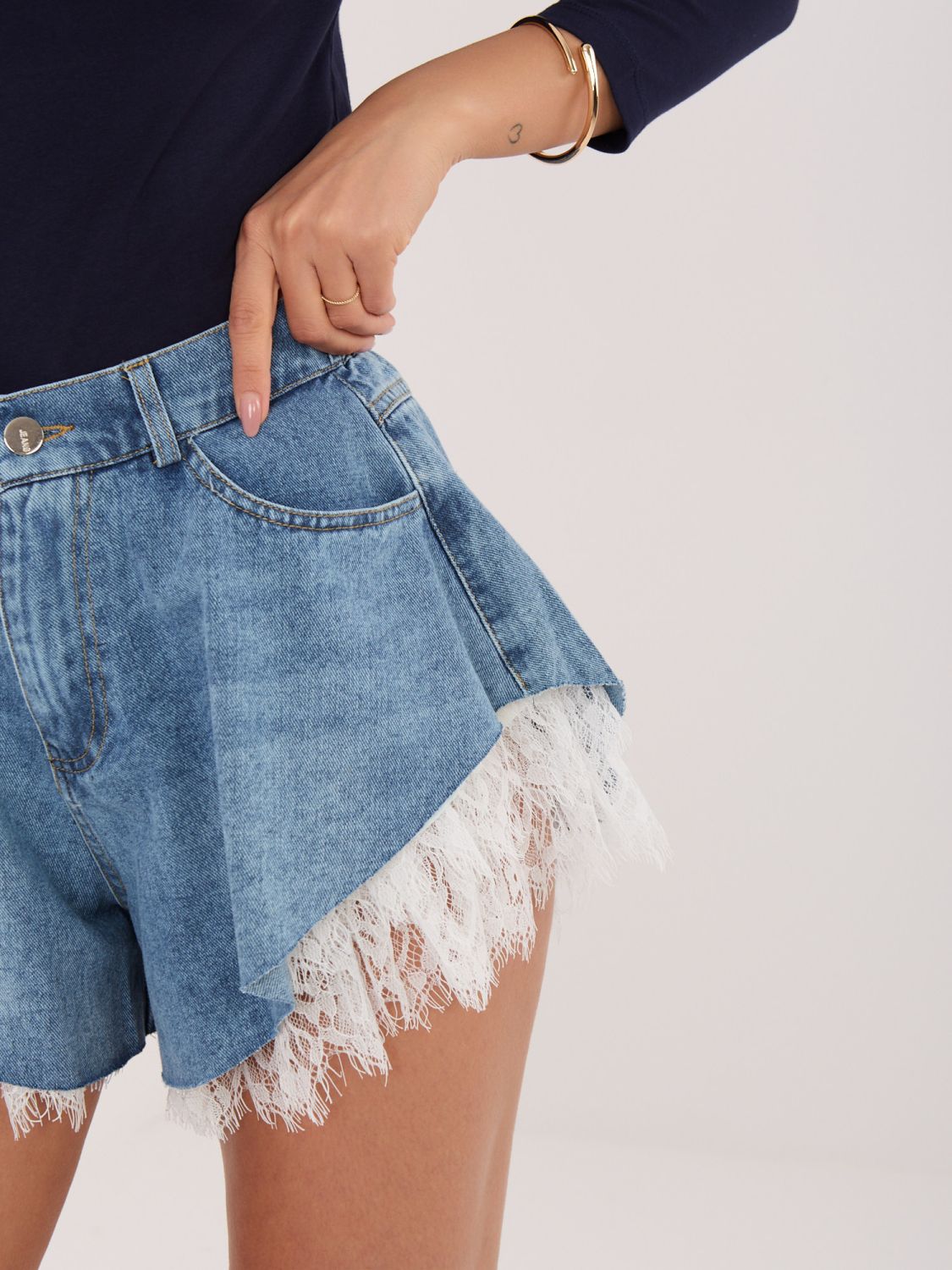 Pantaloni scurți din denim cu dantelă, albaștri