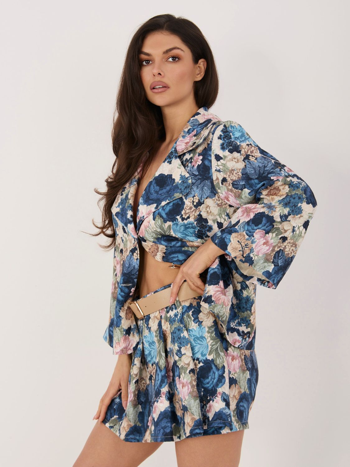 Pantaloni scurți bleumarin cu imprimeu floral, croială largă și curea