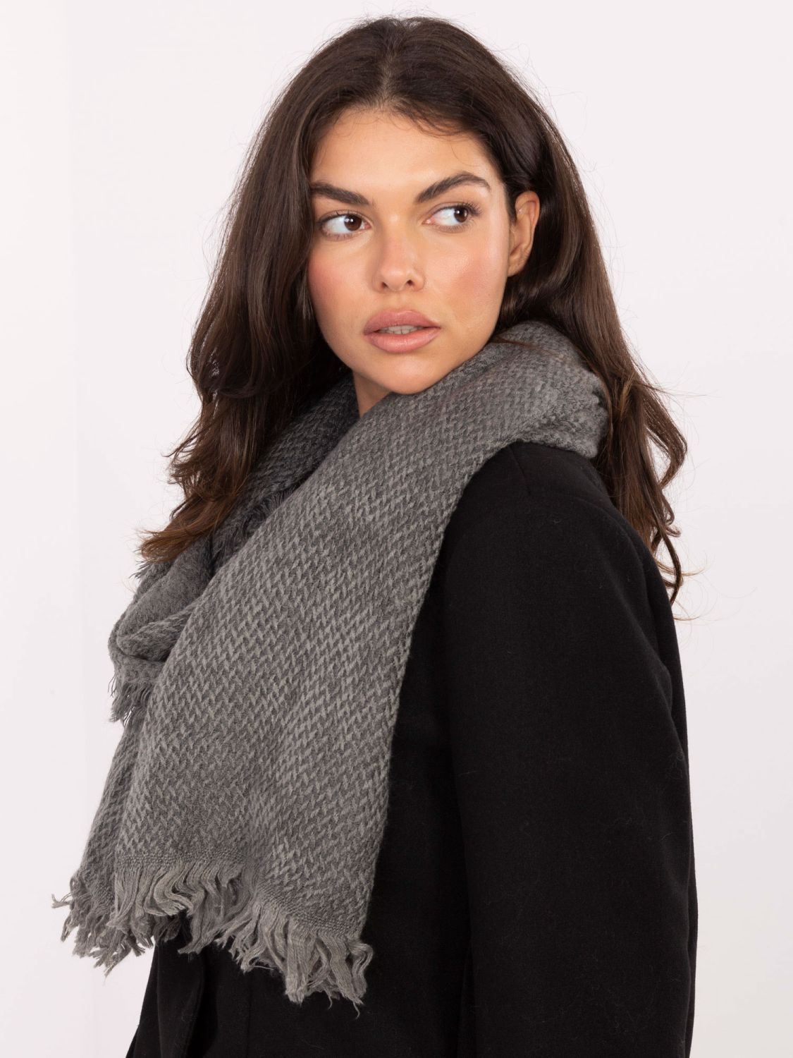 Eșarfă gri închis cu model herringbone și franjuri
