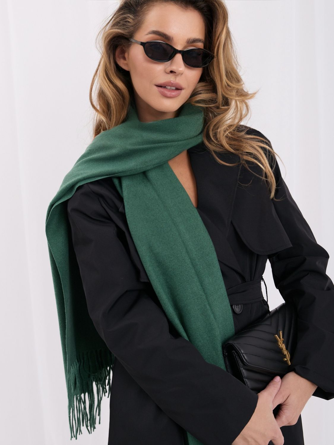 Eșarfă verde închis cu model simplu și franjuri