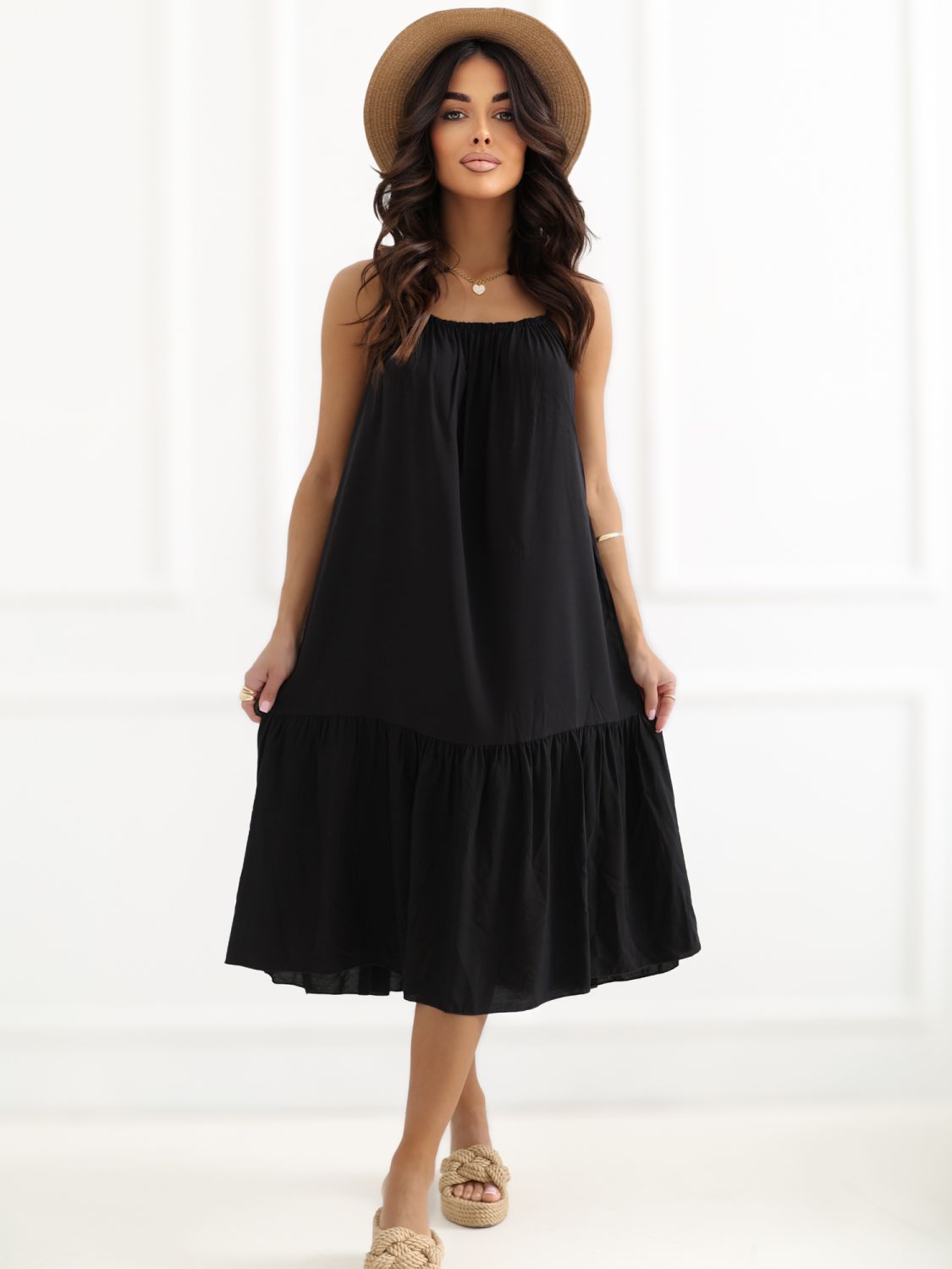 Rochie midi neagră evazată cu volan