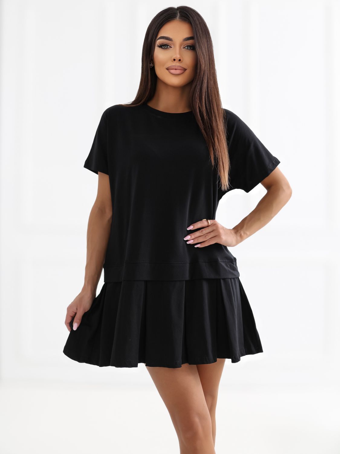 Rochie mini neagră evazată cu mânecă scurtă