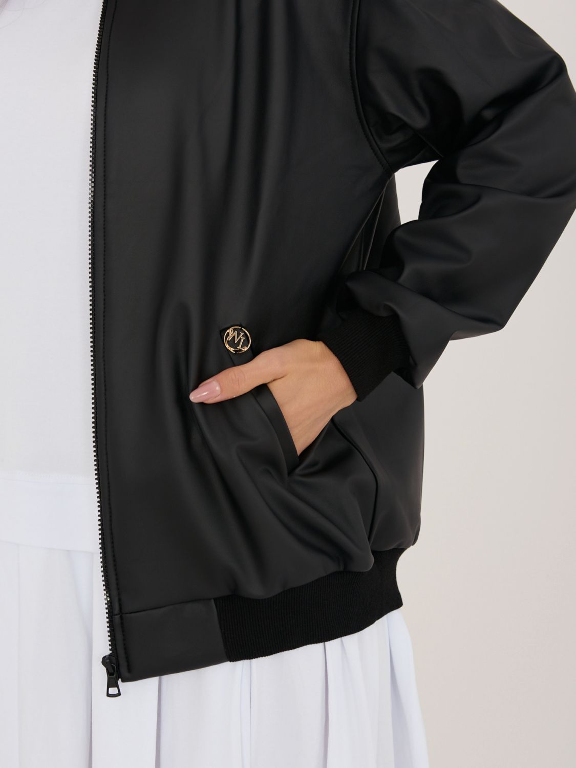 Geacă neagră de tranziție din piele ecologică cu guler înalt