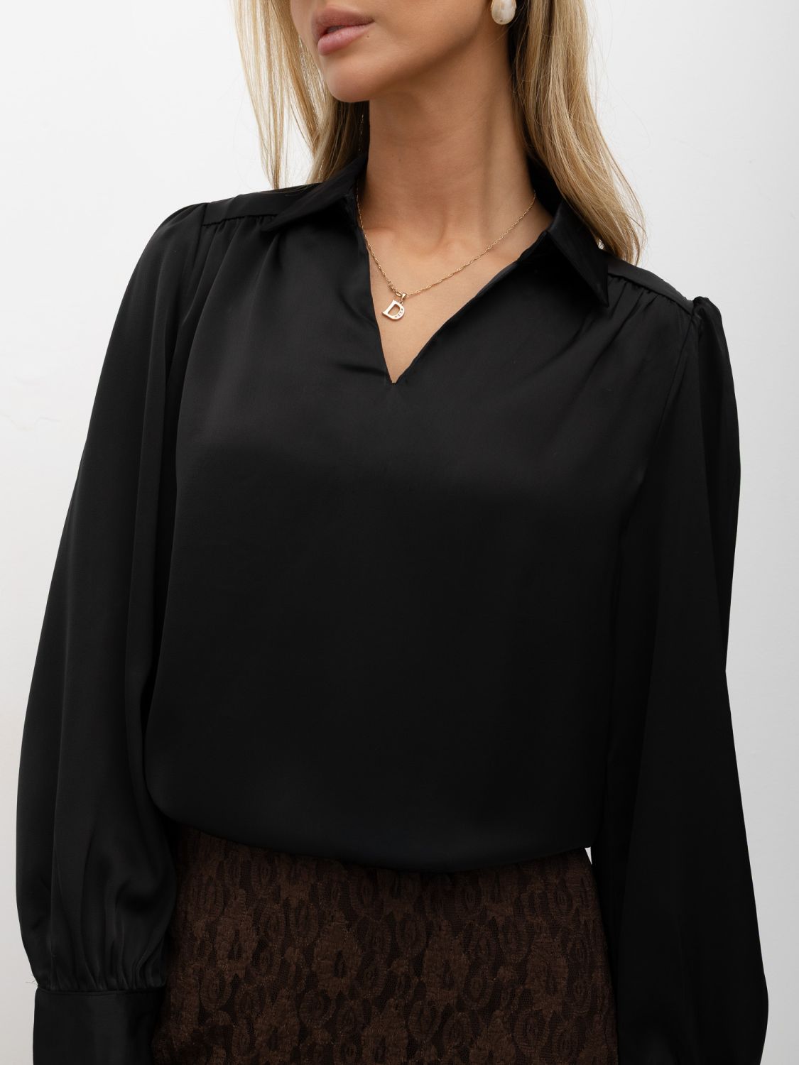 Bluză elegantă neagră cu decolteu în V și mâneci bufante