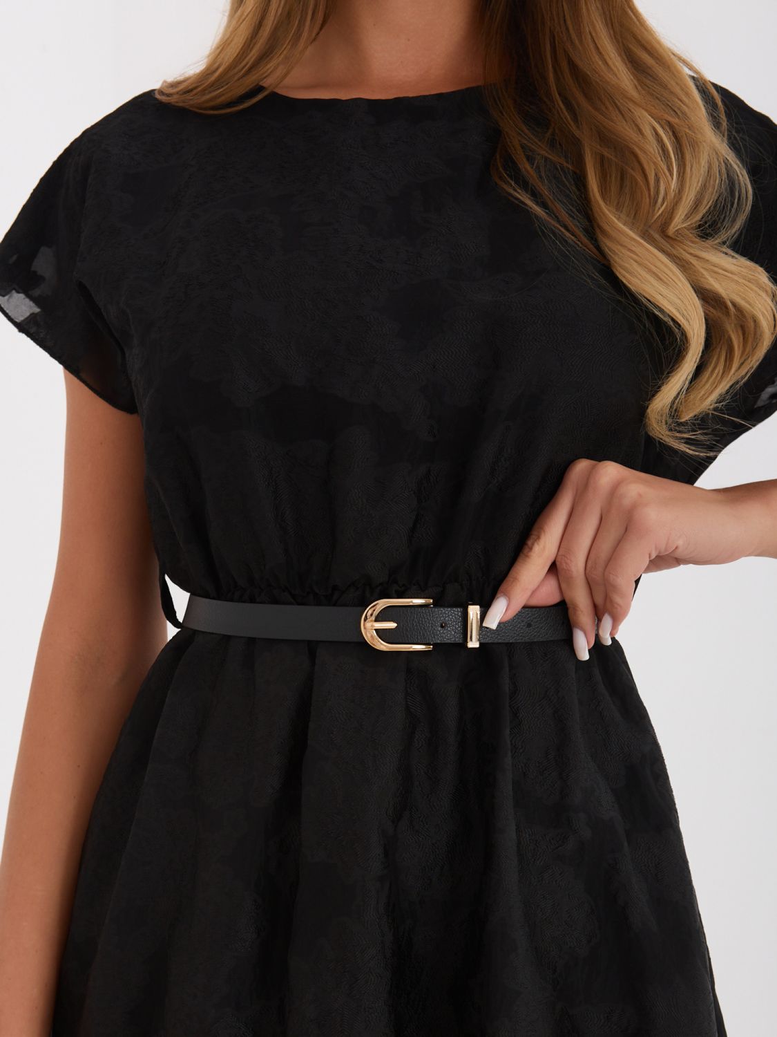 Rochie midi neagră evazată cu curea