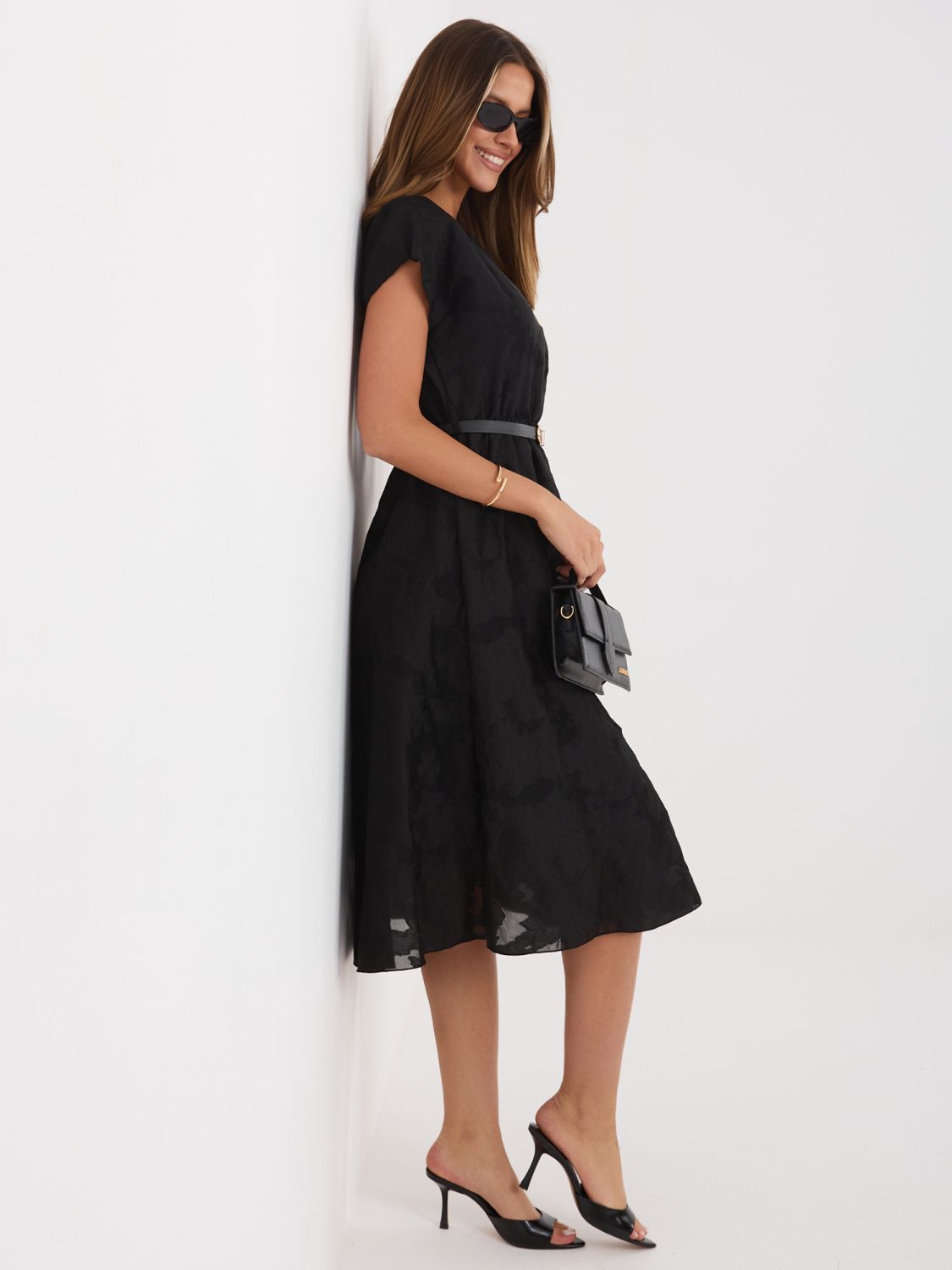 Rochie midi neagră evazată cu curea