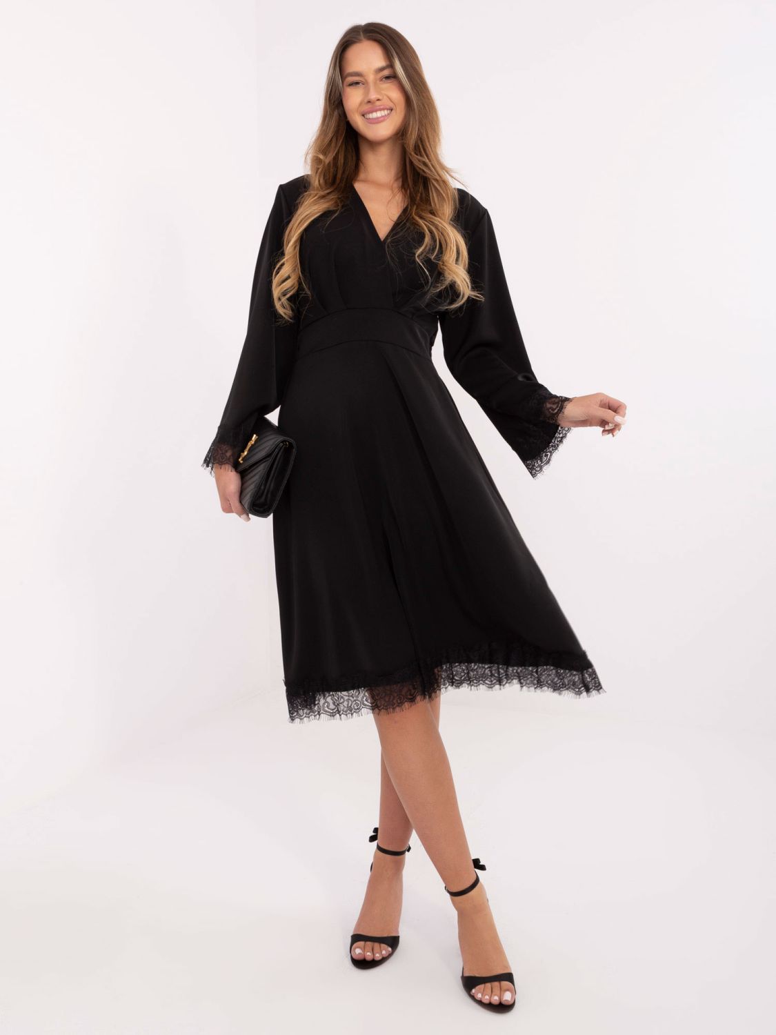 Rochie midi elegantă neagră cu dantelă și decolteu petrecut