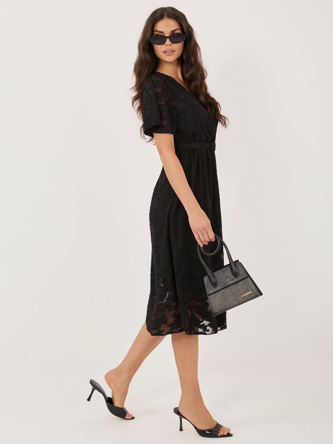 Rochie midi neagră evazată cu curea