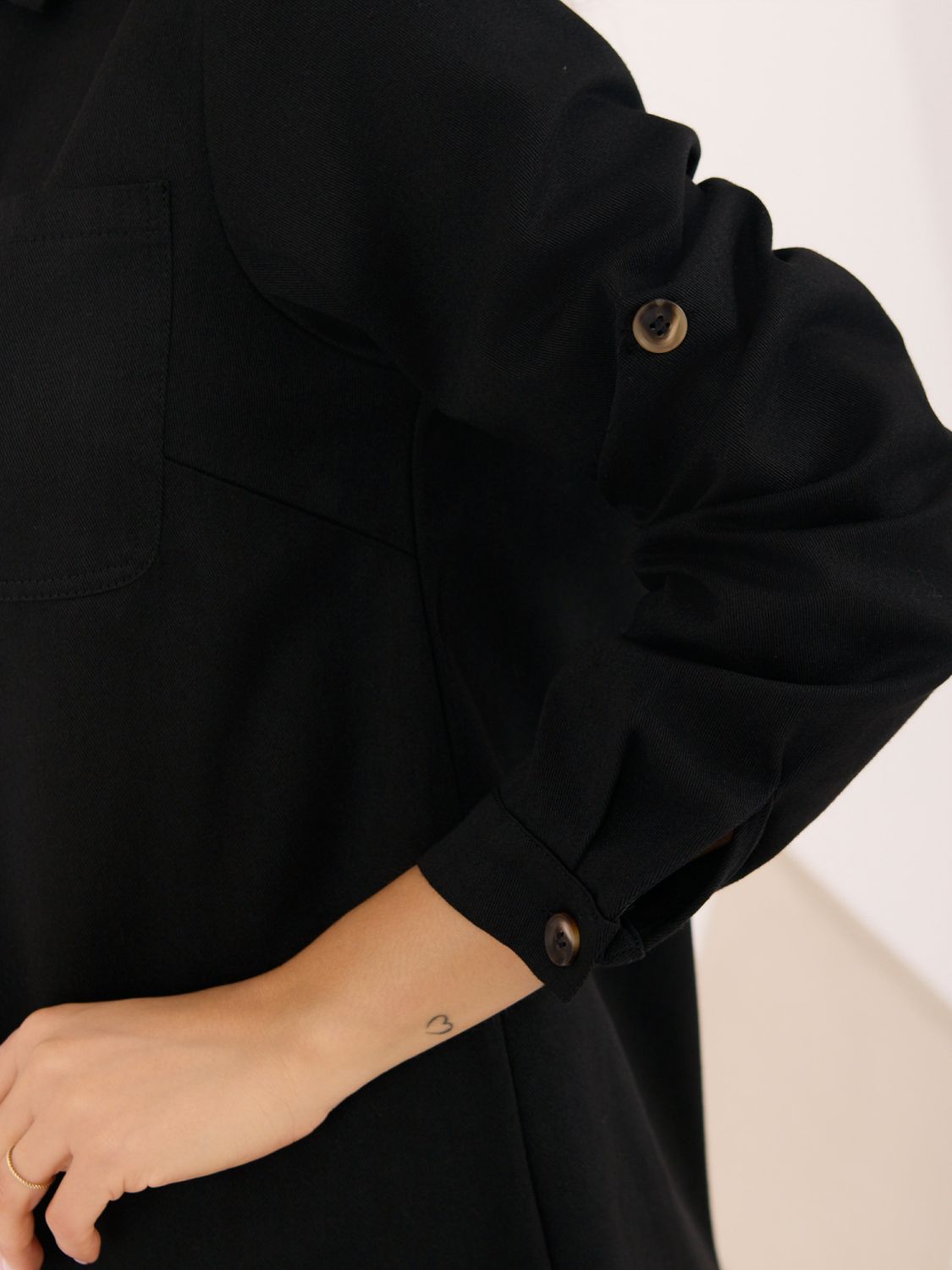 Rochie mini tip cămașă neagră cu mâneci lungi