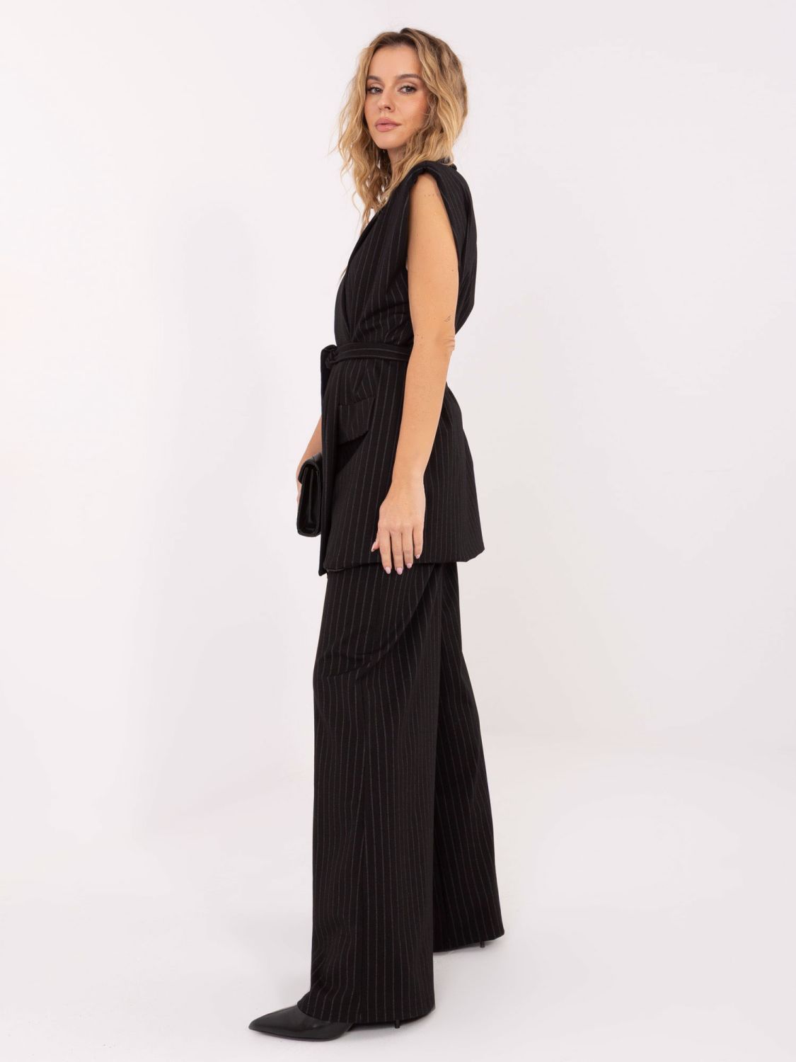 Vestă elegantă neagră cu dungi și curea