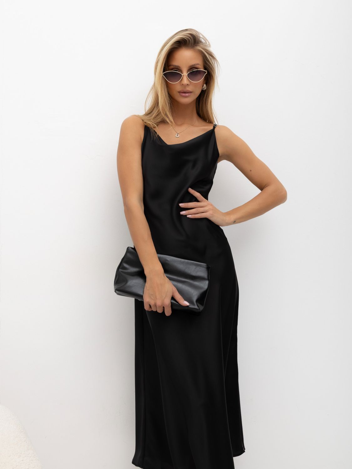 Rochie midi elegantă neagră cu bretele reglabile