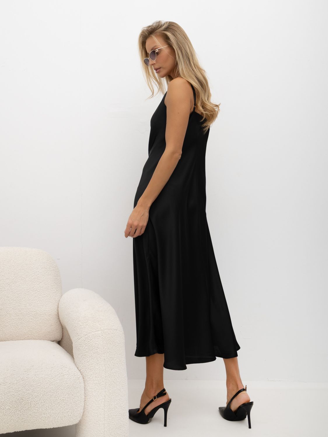 Rochie midi elegantă neagră cu bretele reglabile