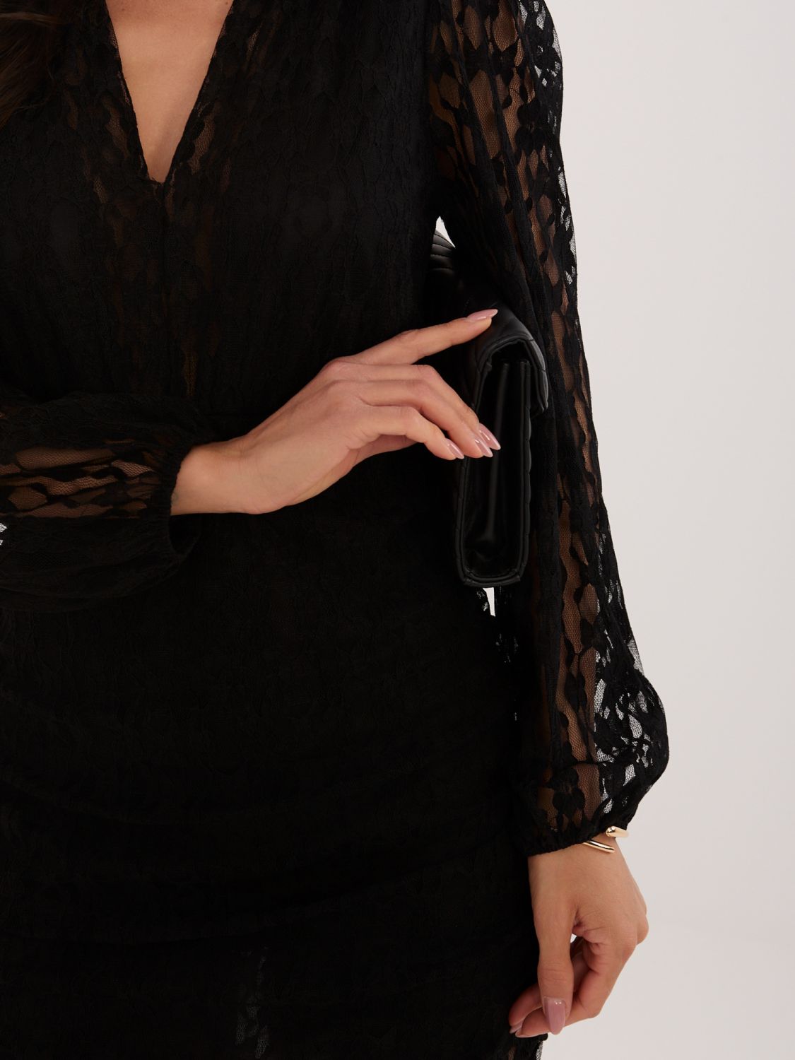 Rochie mini cocktail neagră cu dantelă și mâneci bufante