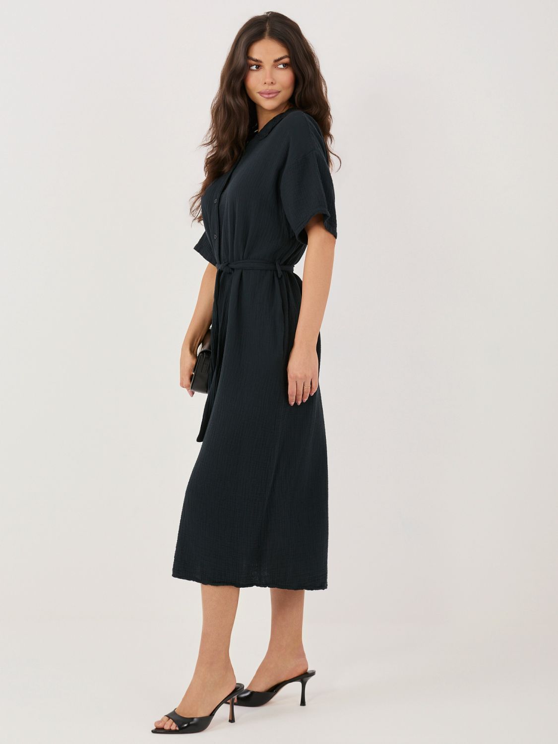 Rochie midi neagră evazată cu curea și buzunare